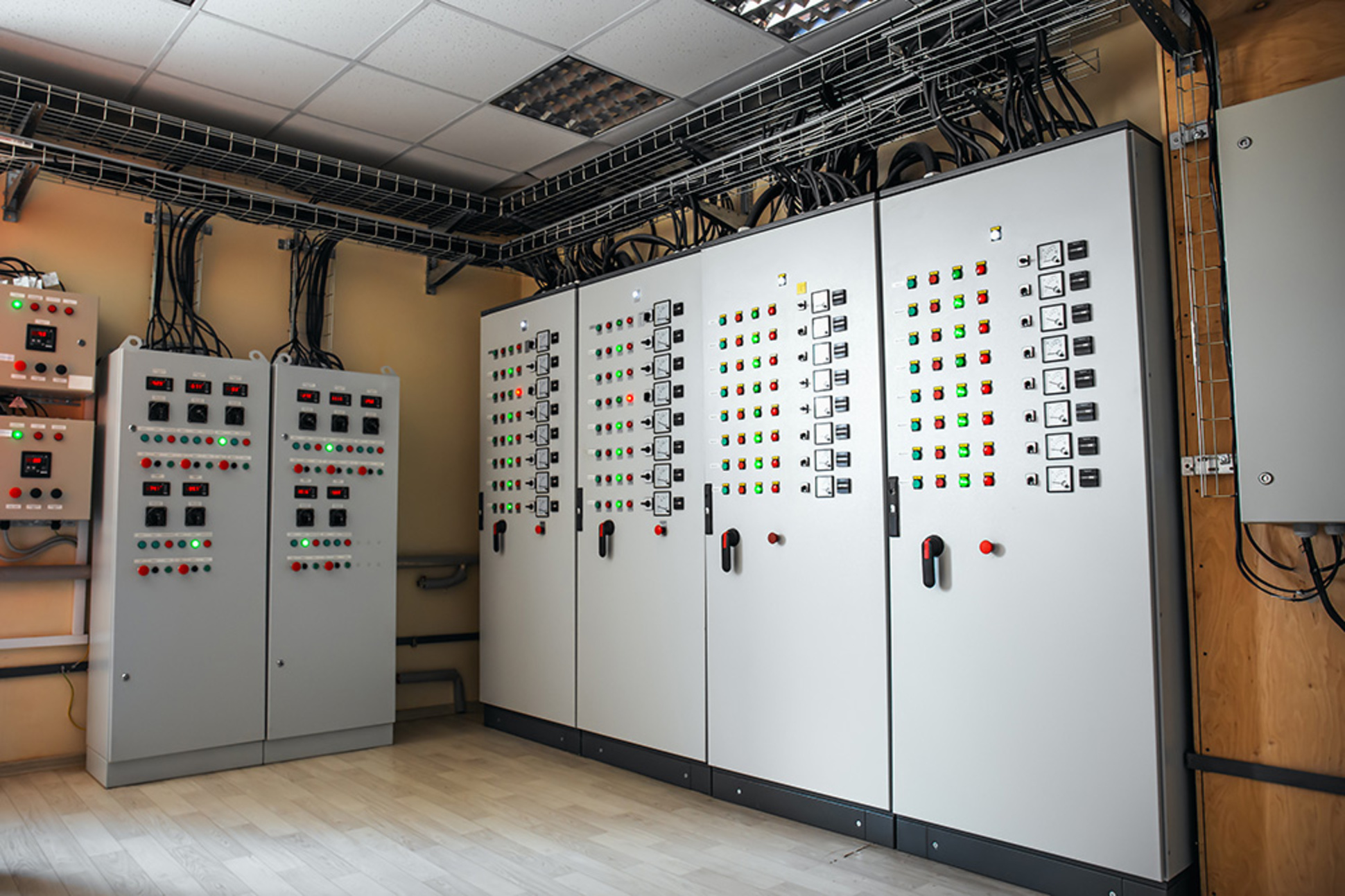 Schalt­anlagen­bau bei Elektro Käfer GmbH in Neuburg an der Donau