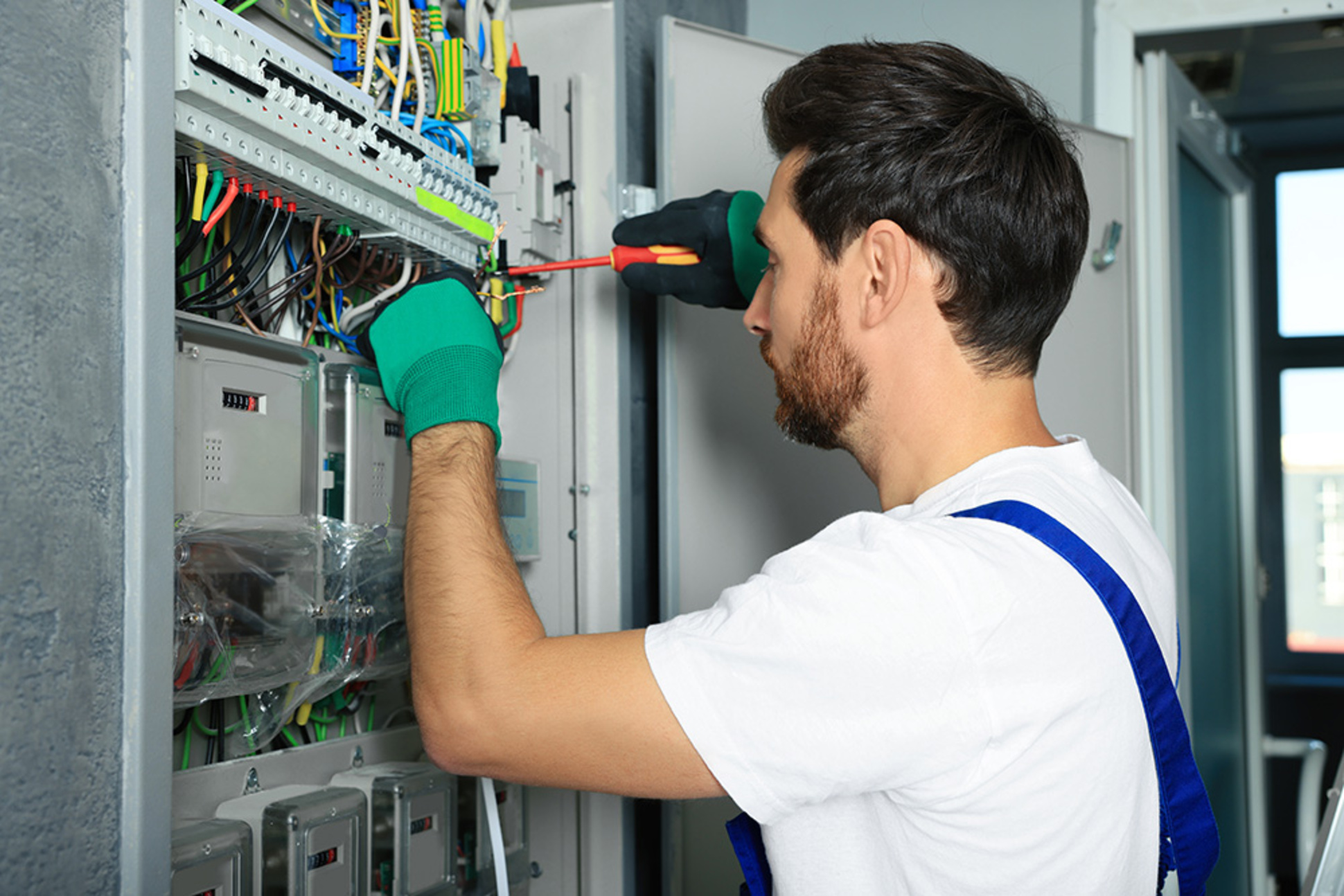 Nieder­spannungs­anlagen bei Elektro Käfer GmbH in Neuburg an der Donau